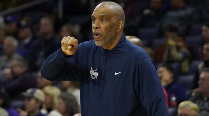 Detroit Mercy head coach Mike Davis calls out a play in a game.